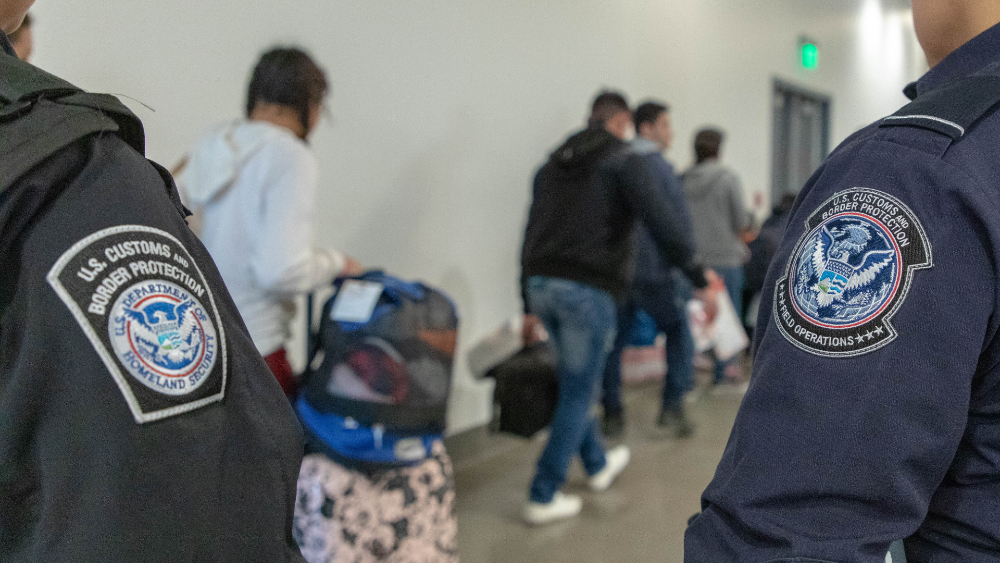 Juez de EE.UU. bloquea regla de “tercer país” para quienes piden asilo