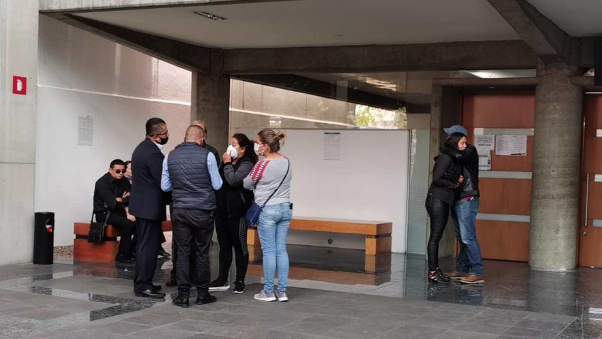 Velan a policía muerto durante atentado contra Omar García Harfuch - asistentes-al-velorio-del-policia-edgar-o-muerto-en-atentado-contra-omar-garcia-harfuch