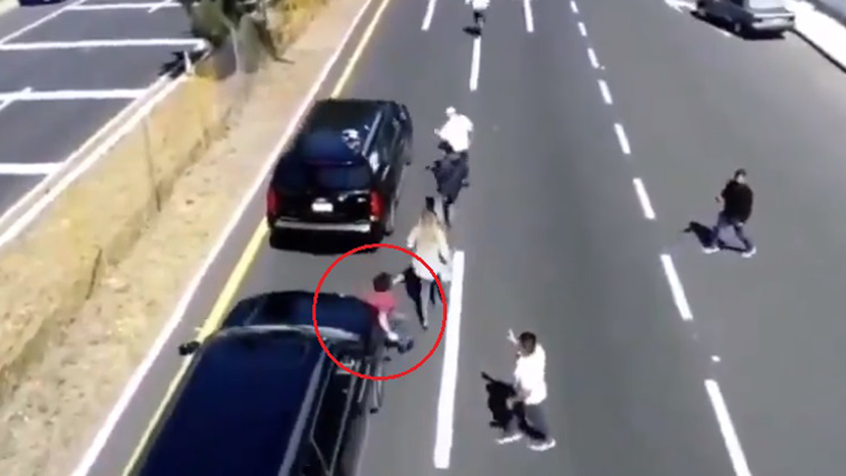 #Video Convoy de López Obrador atropella a joven en Tlaxcala