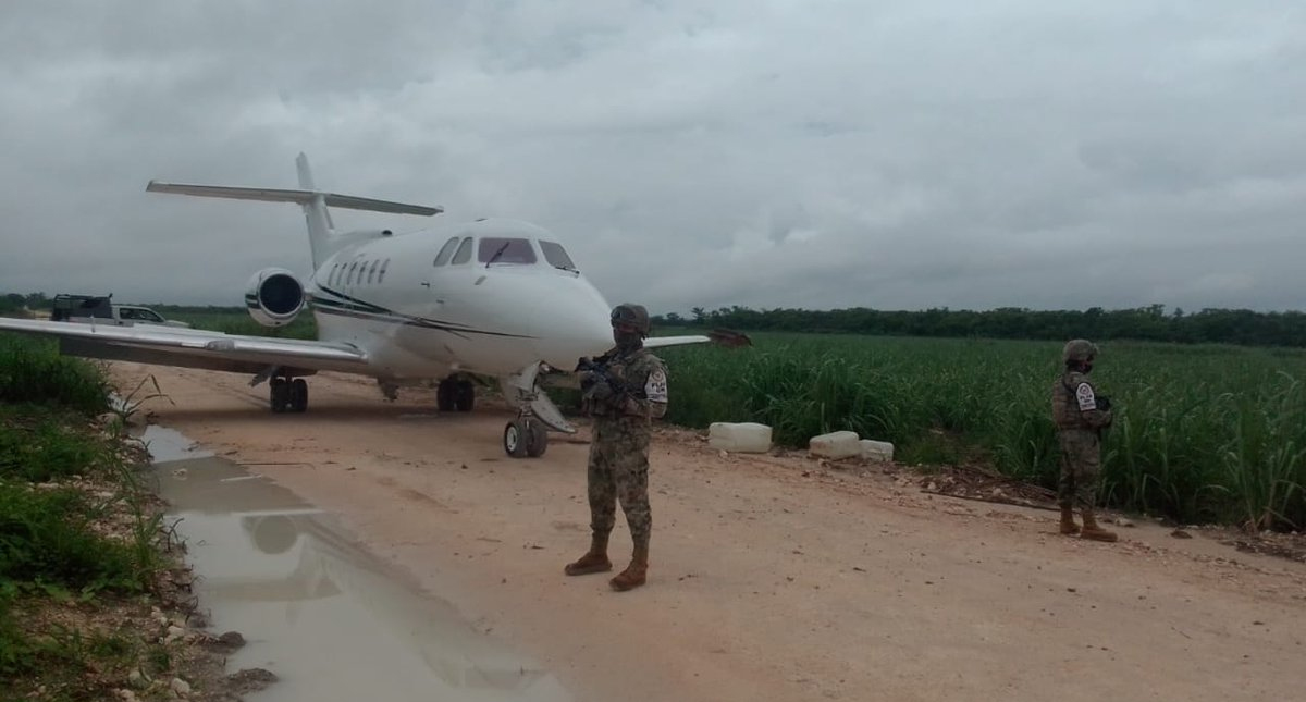 Marina encuentra avión ligero abandonado en pista clandestina de Chetumal