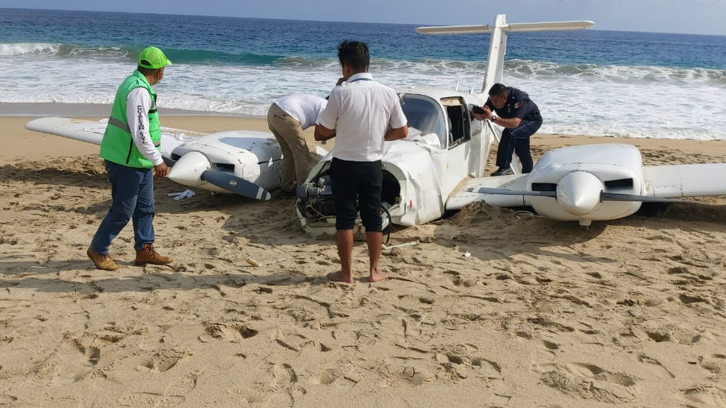 Avión pequeño aterriza de emergencia en playa de Oaxaca
