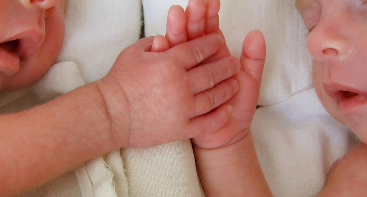 Policías auxilian a mujer con el nacimiento de sus gemelos en Xochimilco