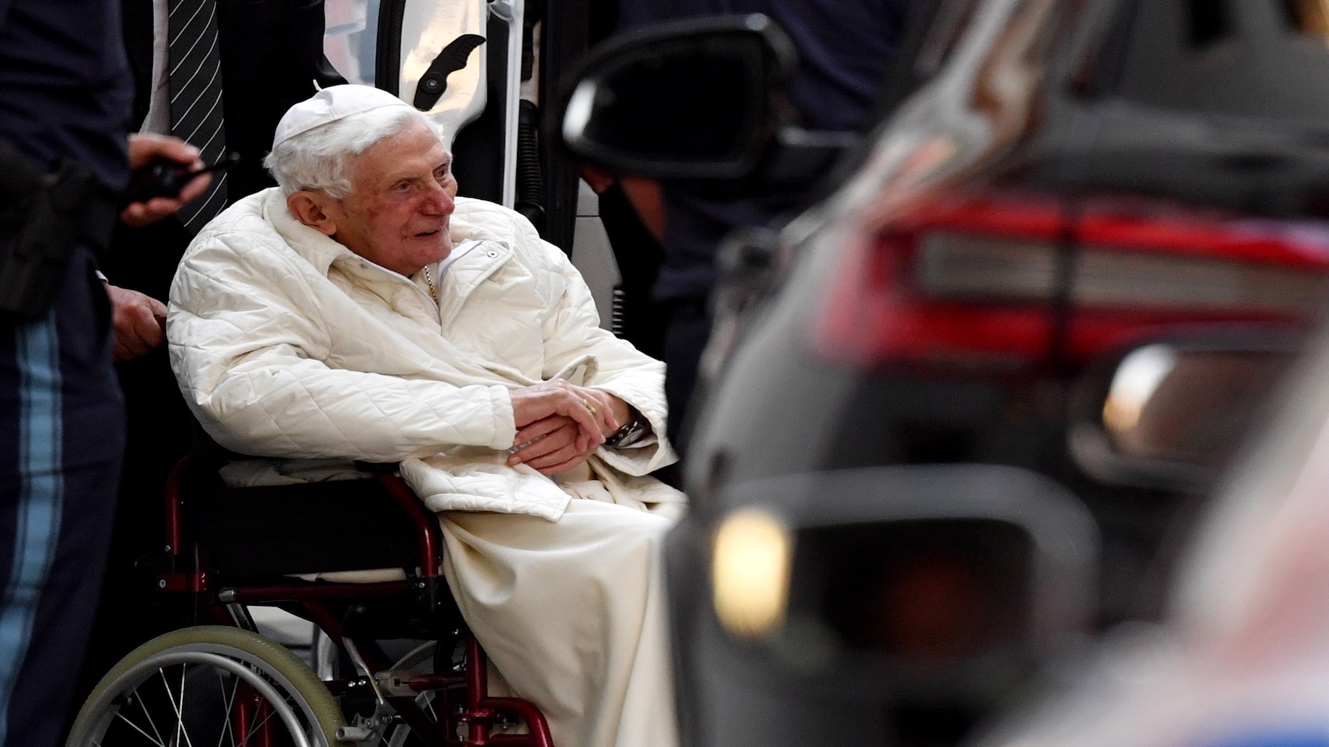 Papa emérito Benedicto XVI está gravemente enfermo, asegura biógrafo