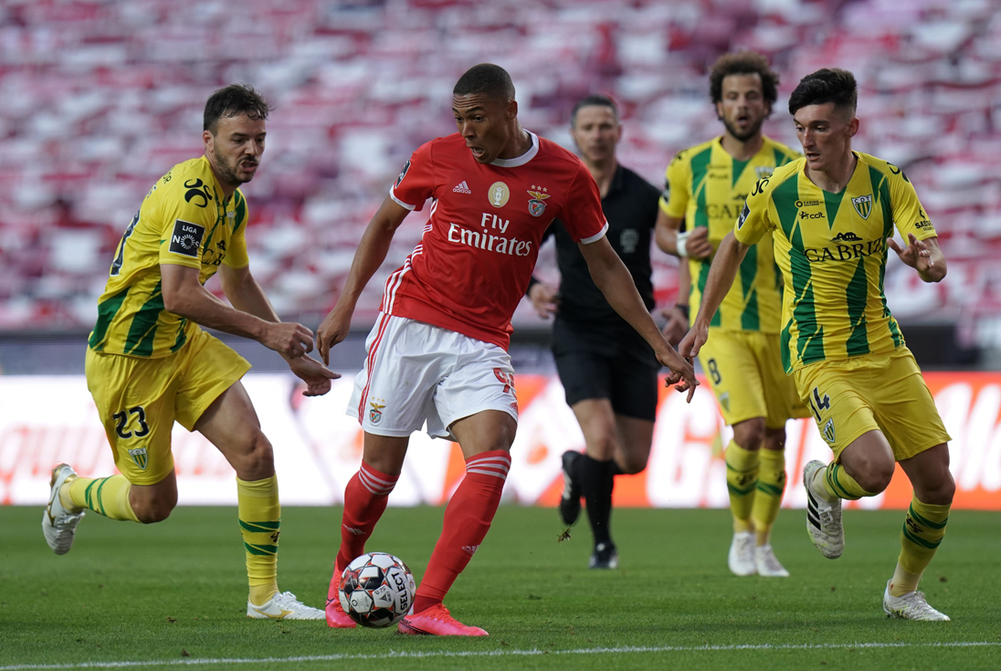 Apedrean autobús del Benfica tras empate contra Tondela - benfica-vs-tondela