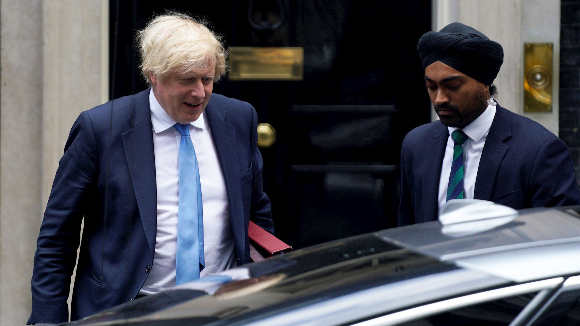 #Video Manifestante provoca choque contra auto donde viajaba Boris Johnson #Video Manifestante provoca choque contra auto donde viajaba Boris Johnson