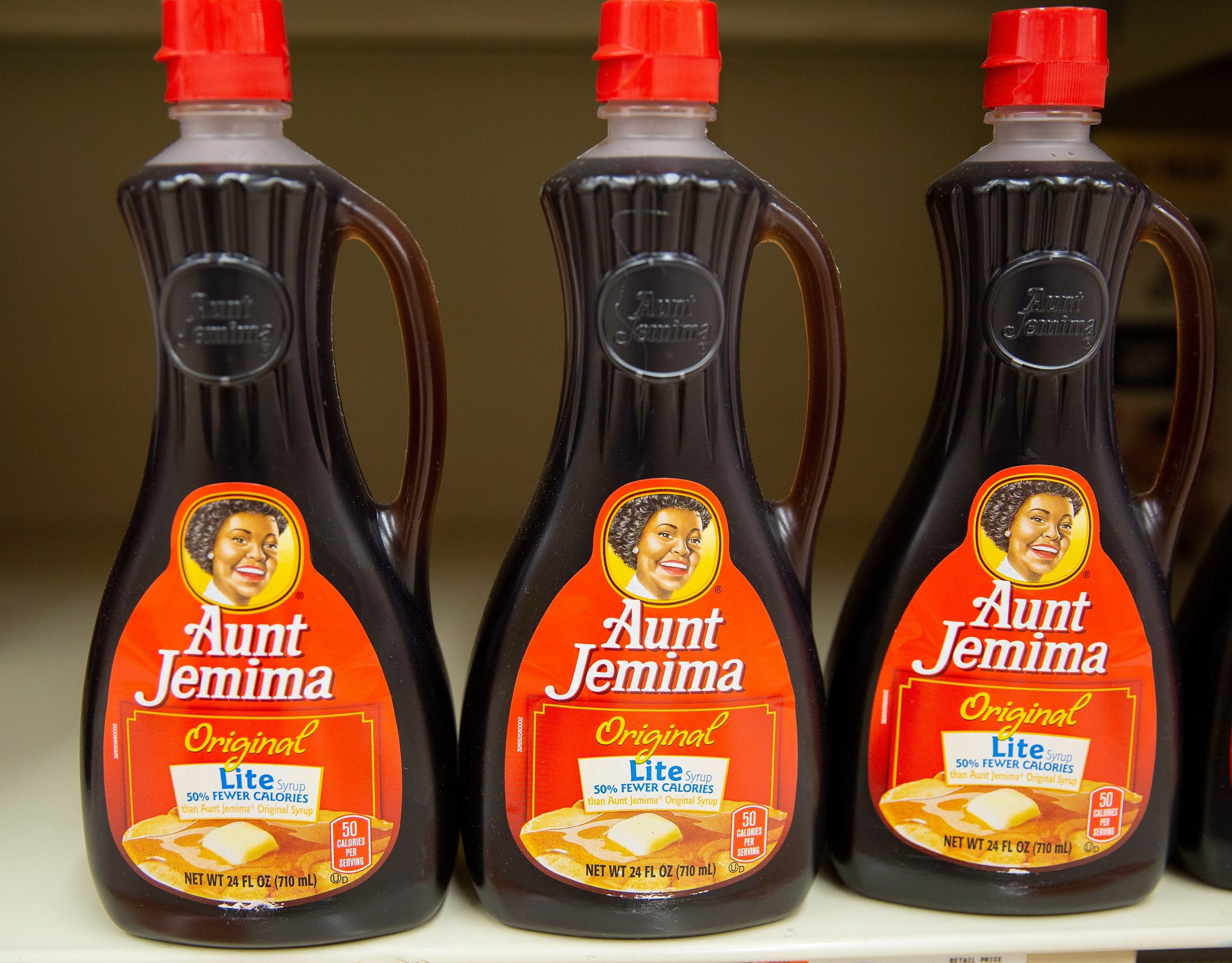 Marca Aunt Jemima anuncia cambio de nombre y logo por su origen racista - botellas-de-la-marca-aunt-jemima-en-un-supermercado-de-estados-unidos-scaled