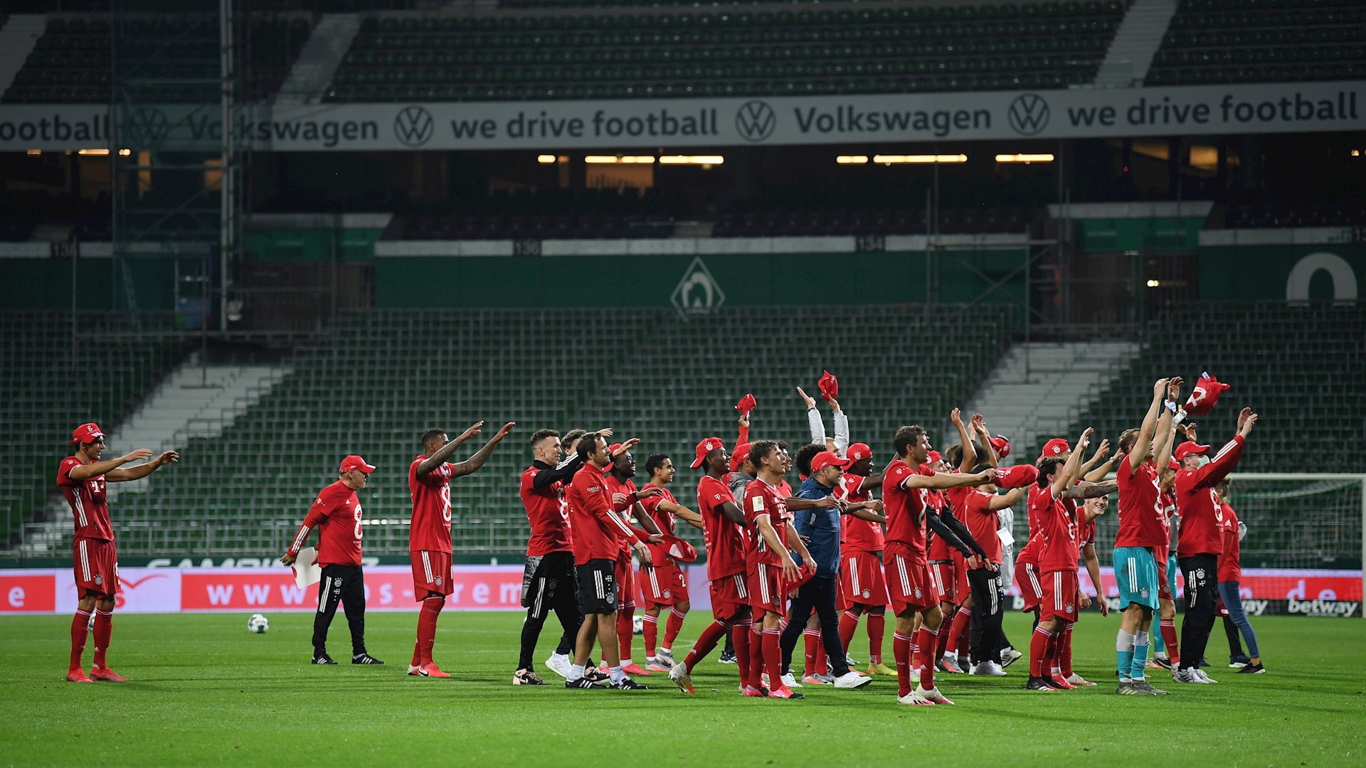 Bayern celebra su octavo título consecutivo de Bundesliga ante gradas vacías