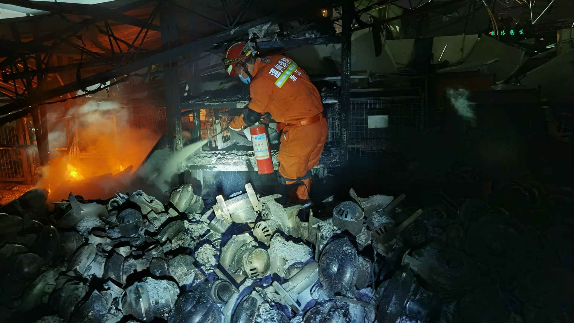 #Video Explosión de camión cisterna en China deja 19 muertos - busqueda-de-sobrevivientes-en-edificio-derrumbado