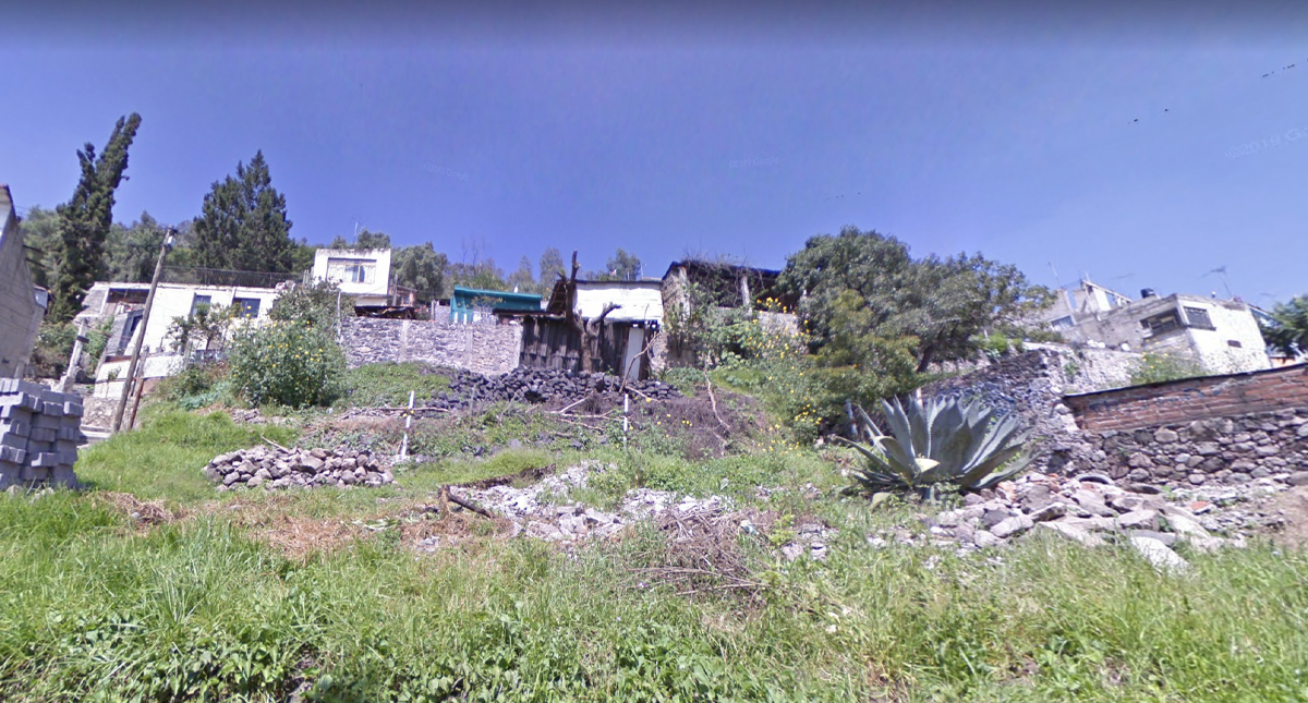 Rescatan a hombre tras caer 15 metros de un cerro en Xochimilco