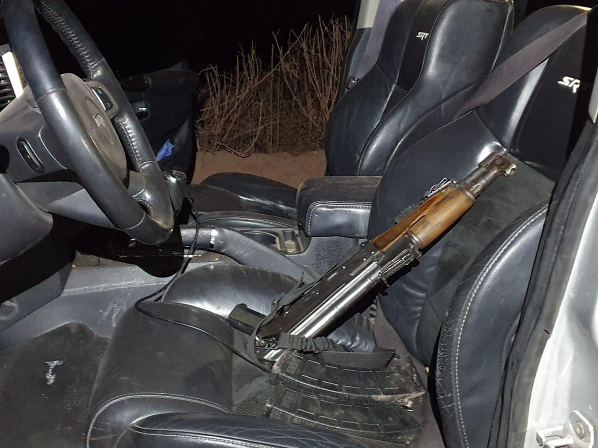 Queman casas y vehículos en enfrentamientos en Culiacán - camioneta-abandonada-con-armas-largas-en-su-interior