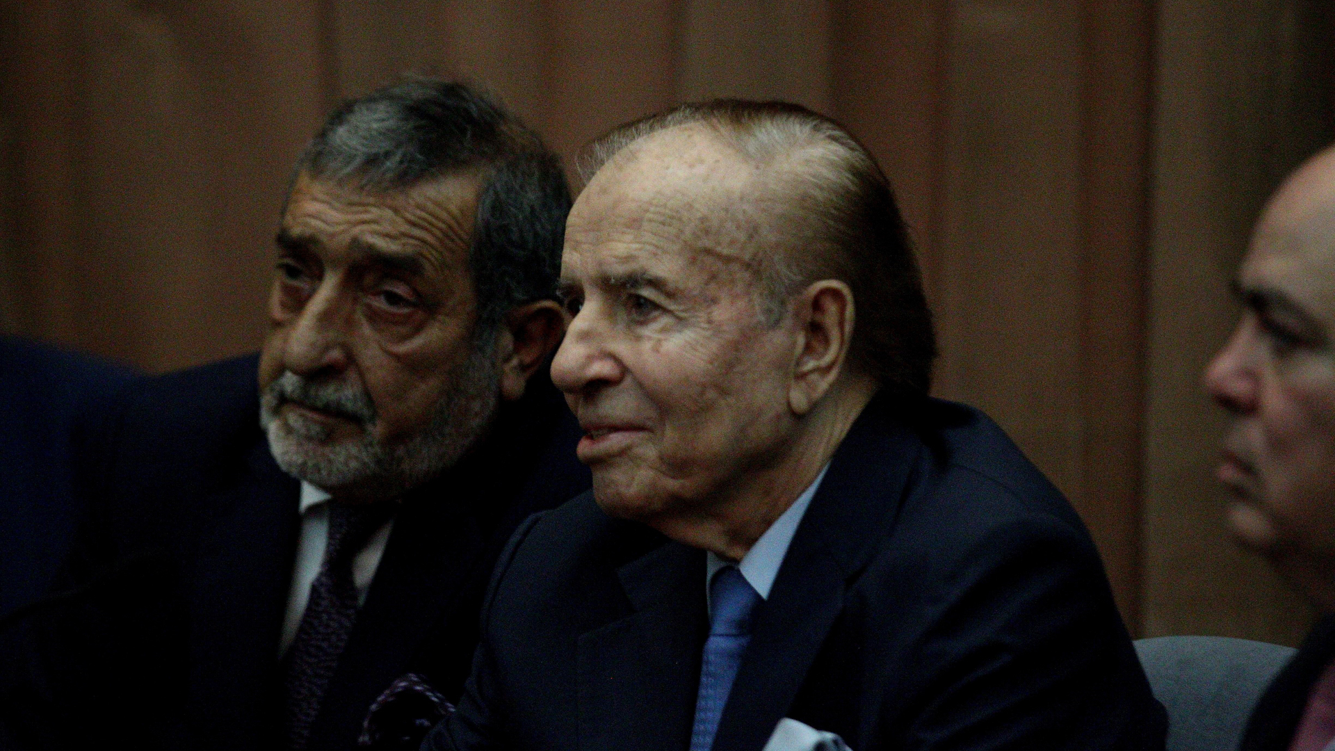 Carlos Menem permanece en cuidados intensivos por neumonía