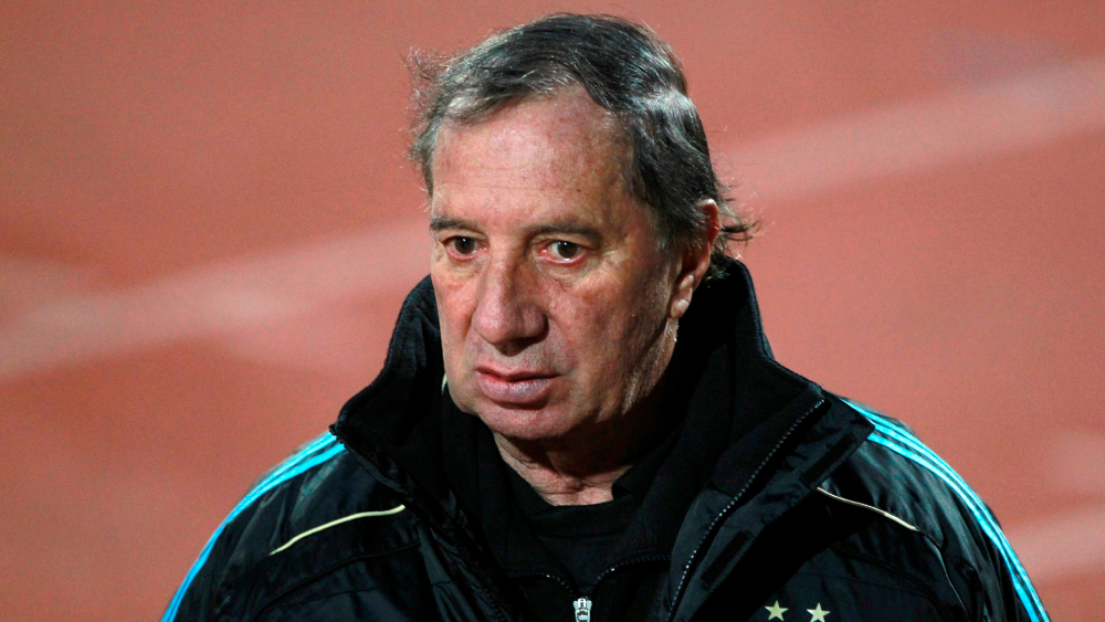Carlos Bilardo fue trasladado a una clínica tras dar positivo a COVID-19