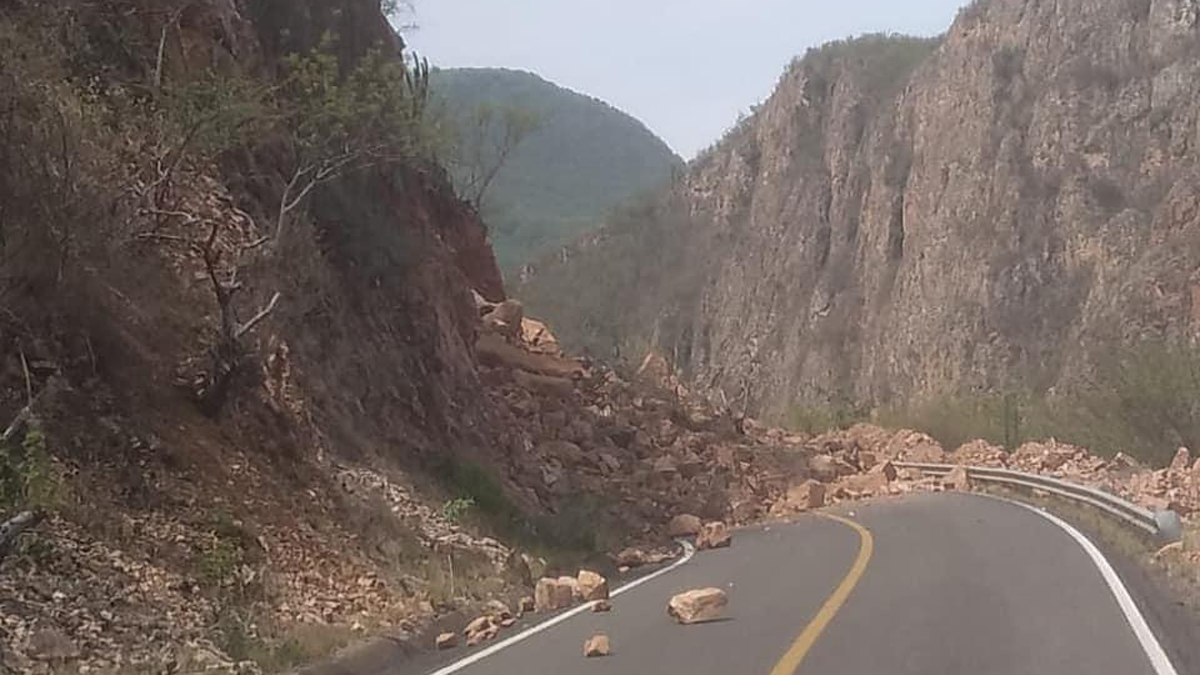 Sismo provoca deslave sobre carretera Oaxaca-Tehuantepec