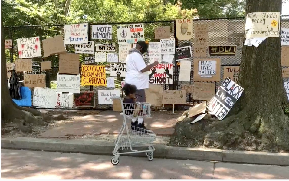 Manifestantes se toman la valla de la Casa Blanca para protestar contra Trump y el racismo