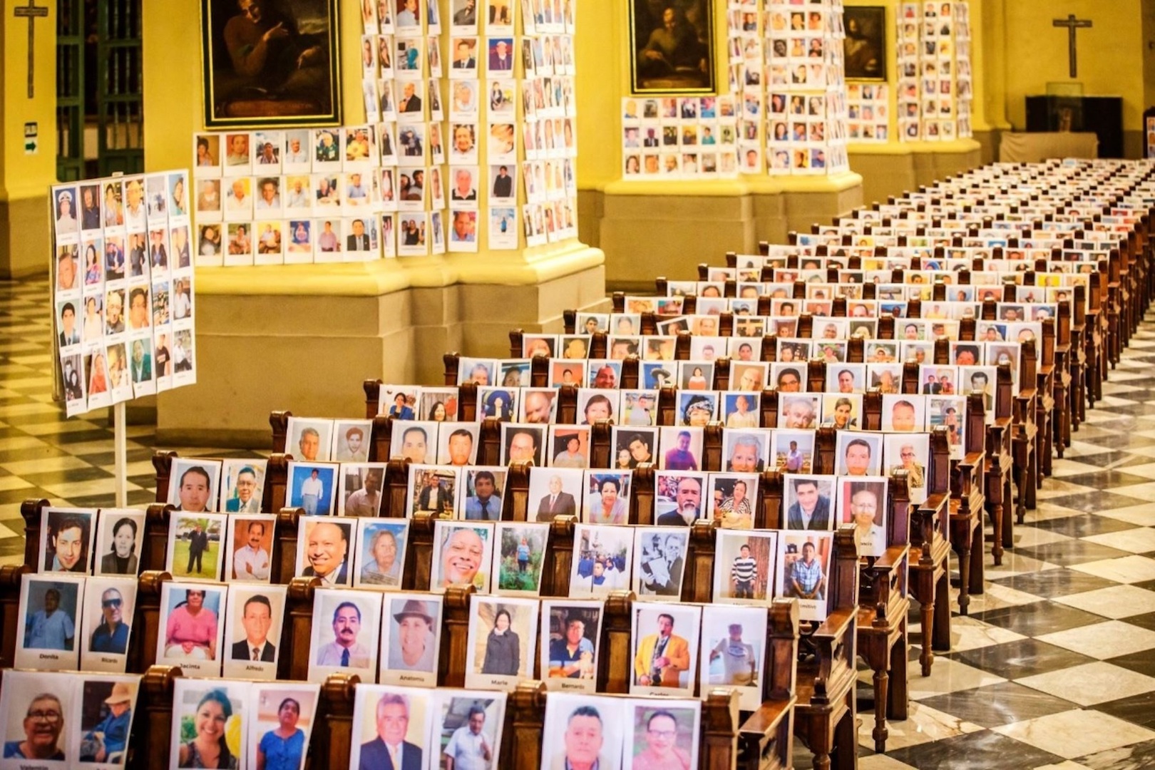 #Video Catedral de Lima celebra misa con más de 5 mil fotos de víctimas de COVID-19