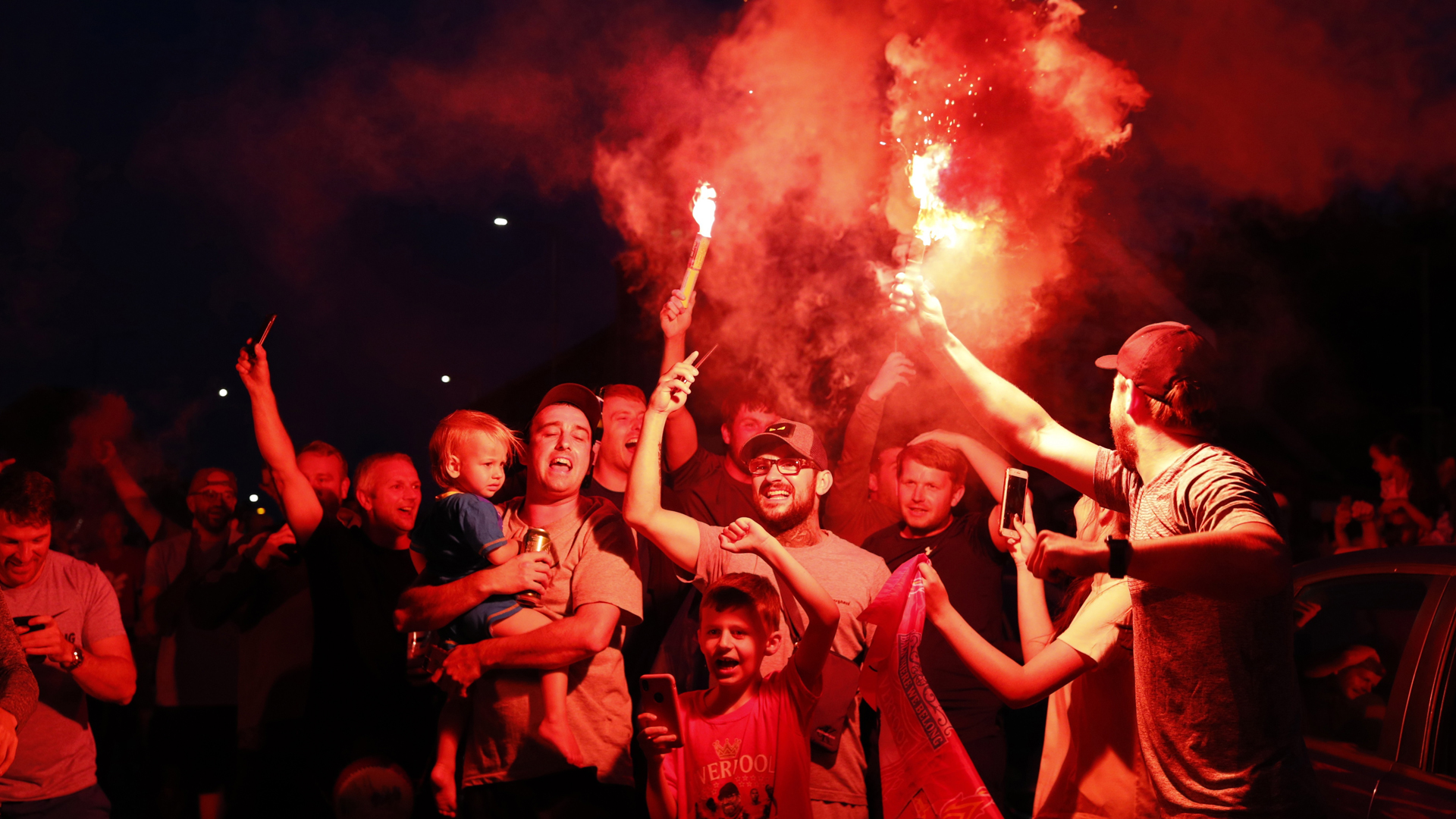 Aficionados del Liverpool toman las calles para celebrar título - celebracion-del-liverpool