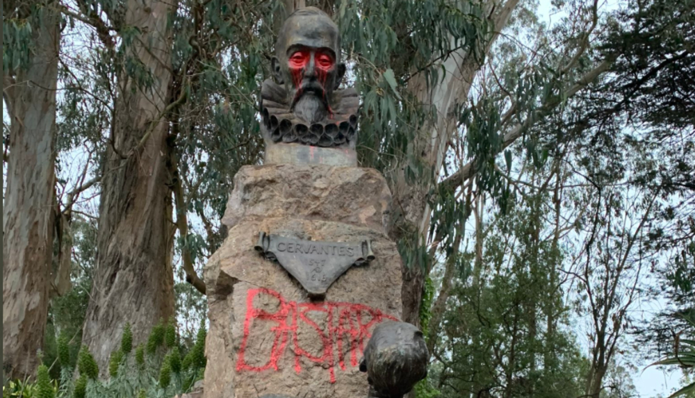 Activistas vandalizan estatua de Cervantes en San Francisco