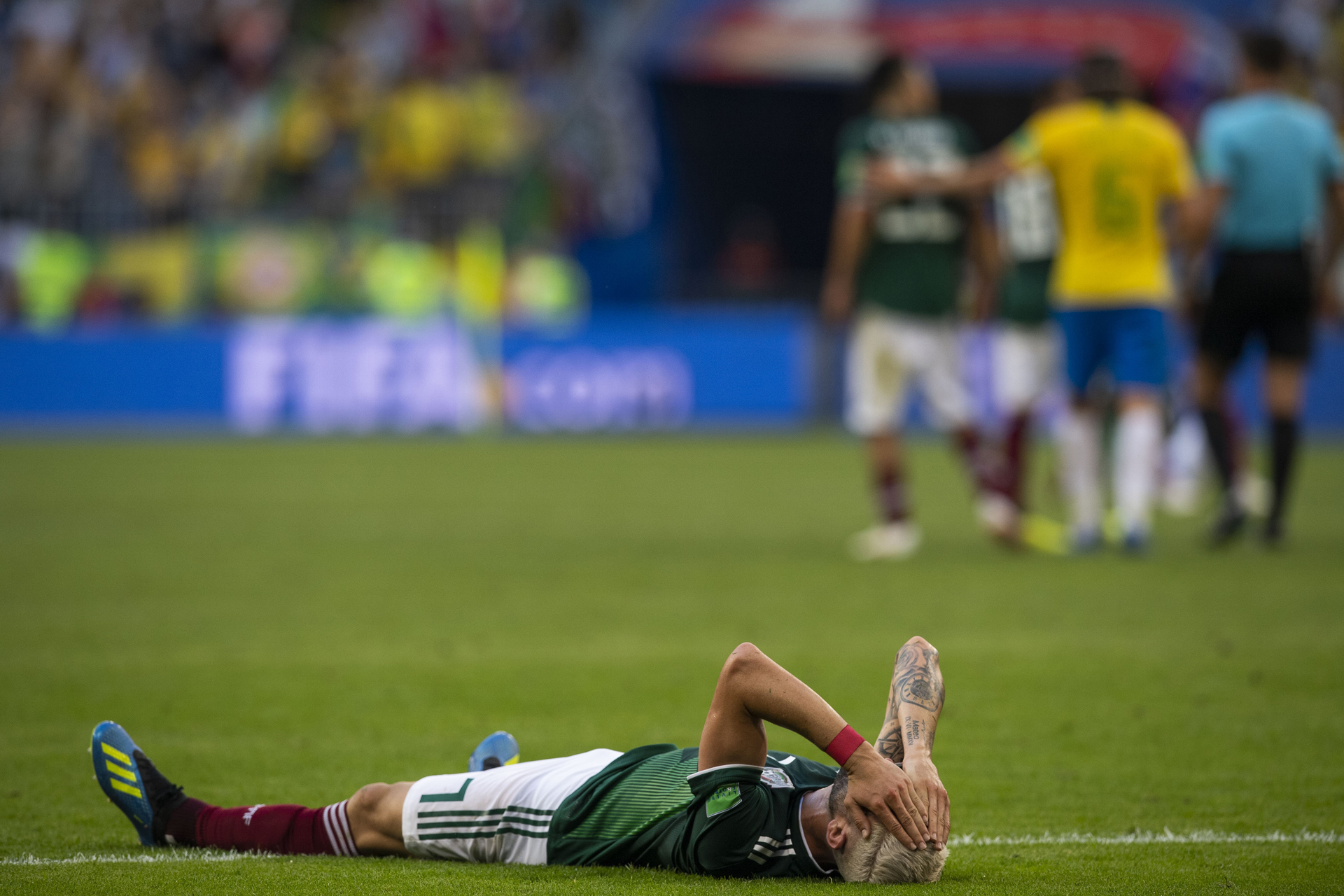 'Piojo' asegura que a Osorio le faltó liderazgo ante Brasil en Rusia 2018 - chicharito-hernandez-se-lamenta-tras-derrota-de-mexico-frente-a-brasil-en-rusia-2018