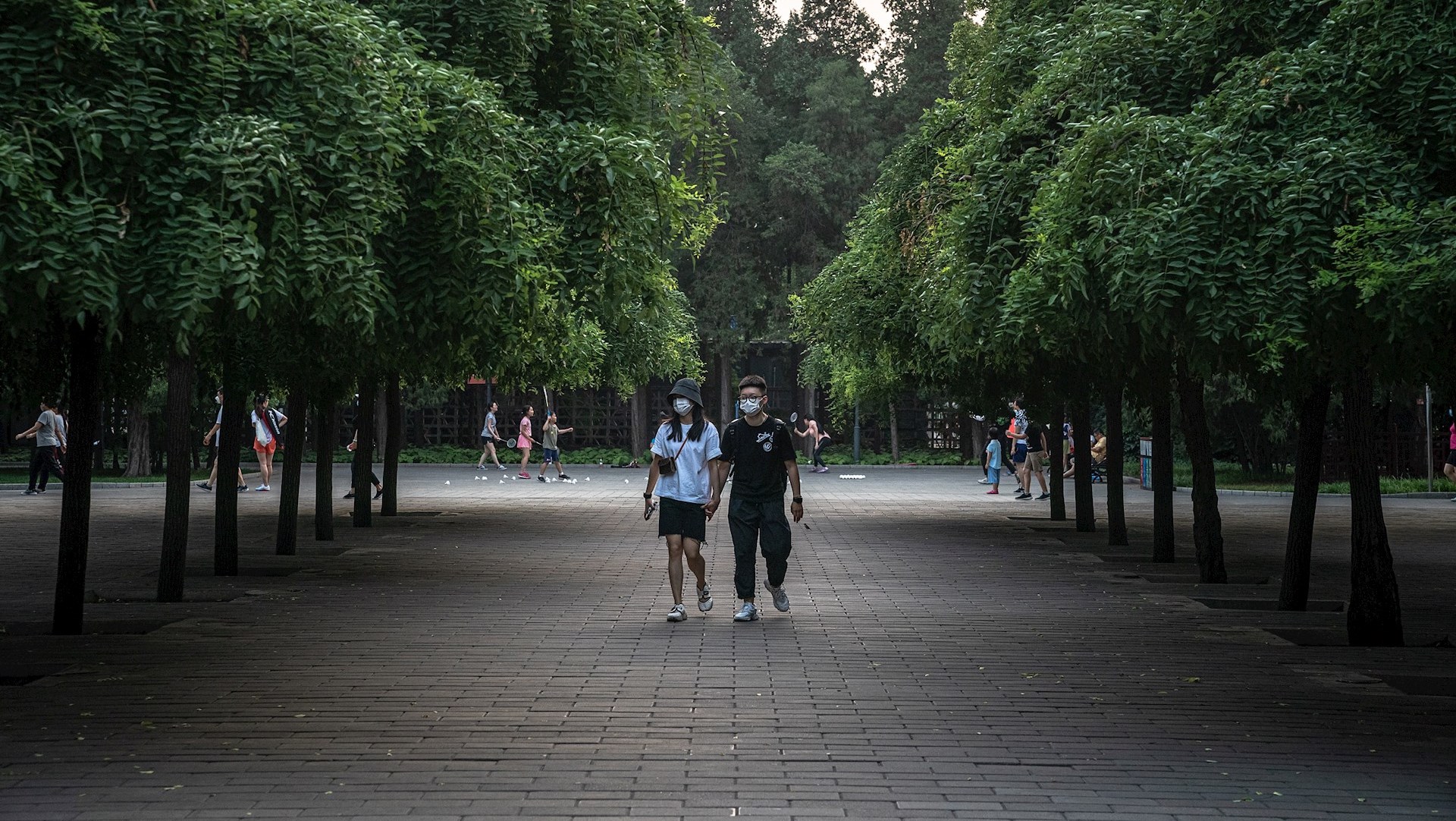 Confinan tras brote de COVID-19 a 400 mil habitantes de poblado cercano a Beijing