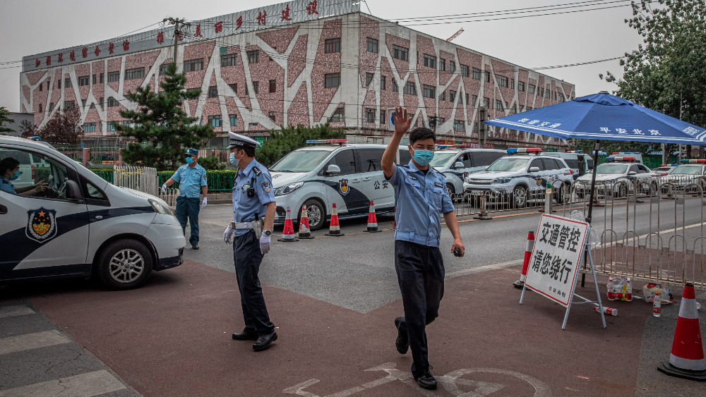 China informa de 57 nuevos casos tras el brote en el mercado de Pekín