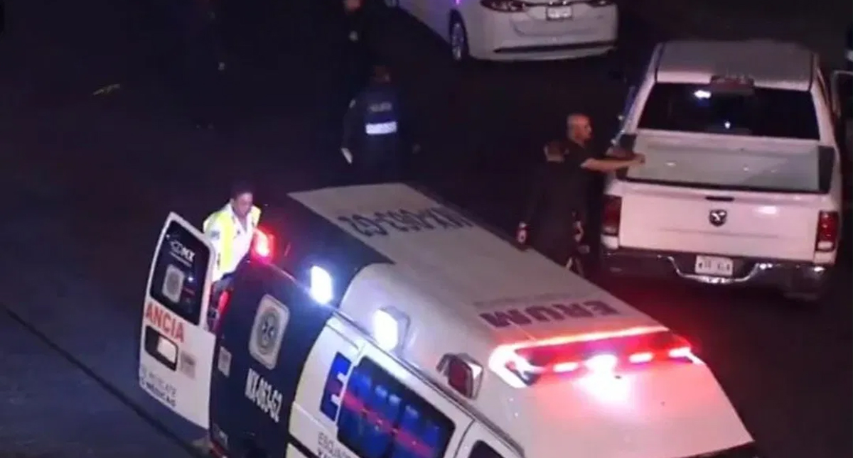 Patrulla choca contra auto en Lindavista; hay dos policías heridos