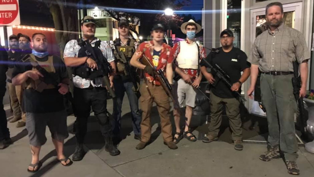 #Video Civiles armados vigilan ciudad en Idaho para evitar disturbios