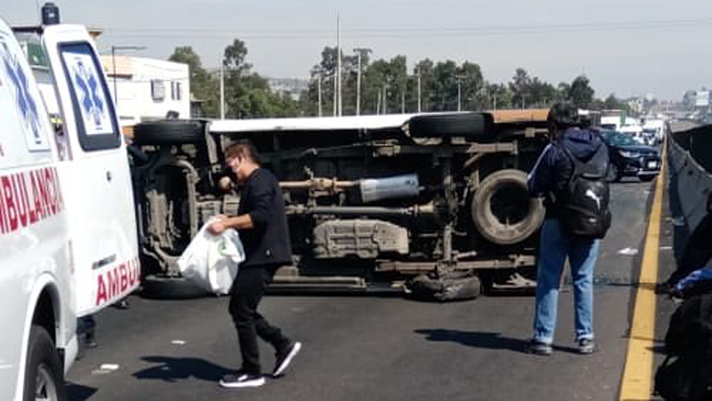 Volcadura de combi sobre la México-Puebla deja 12 heridos Volcadura de combi sobre la México-Puebla deja 12 heridos
