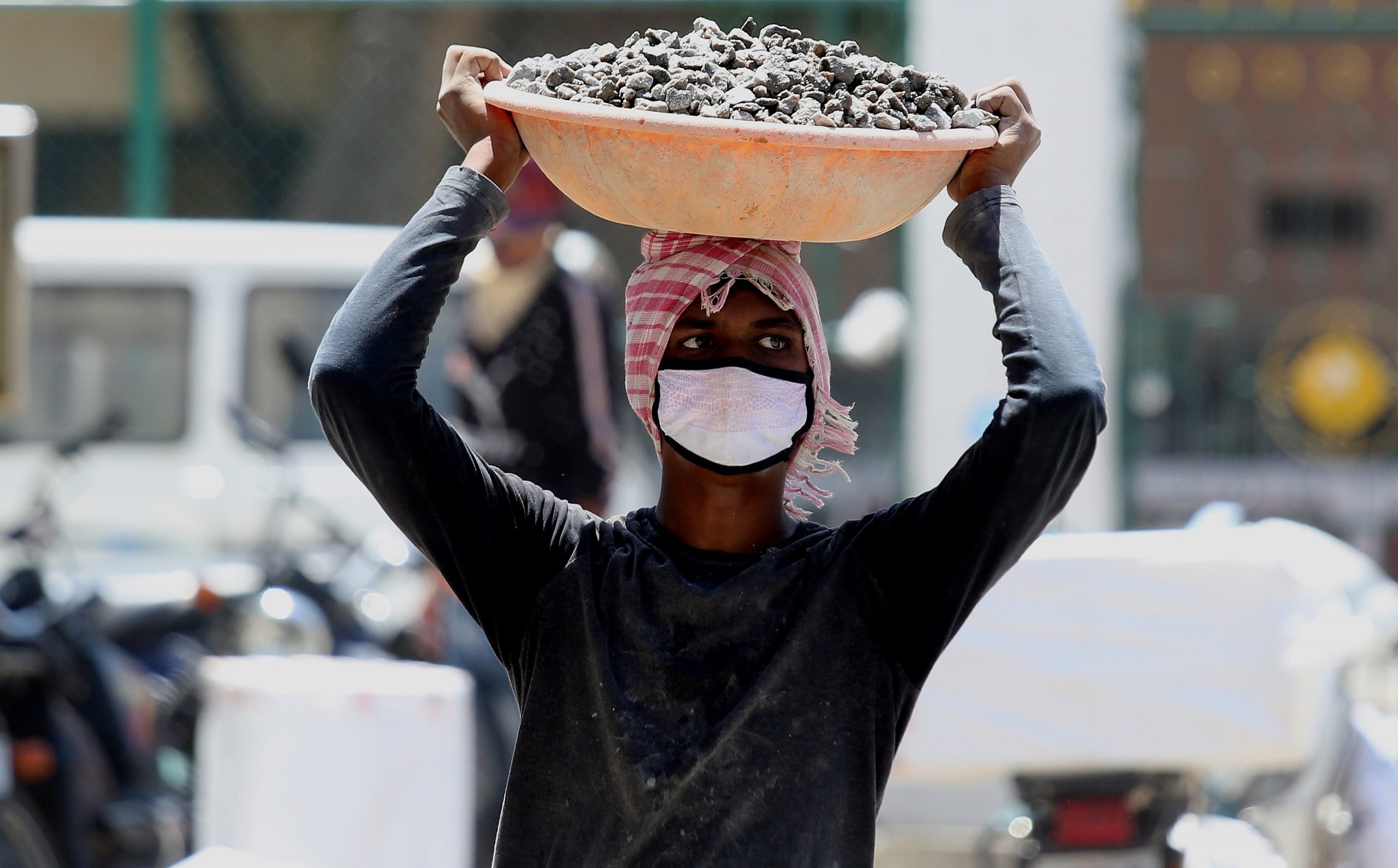 India cumple 3 meses de confinamiento; suma casi 500 mil contagios de COVID-19 - comerciante-en-india-scaled