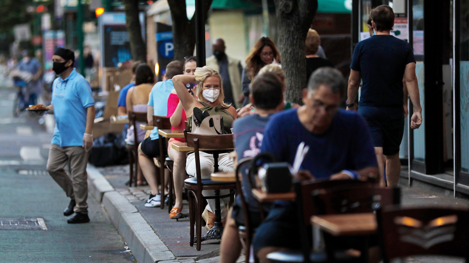 Ciudad de Nueva York registra su primer día sin muertes por COVID-19 - con-la-fase-3-en-la-ciudad-de-nueva-york-las-personas-ya-podran-comer-al-interior-de-restaurantes-y-no-solo-en-las-terrazas