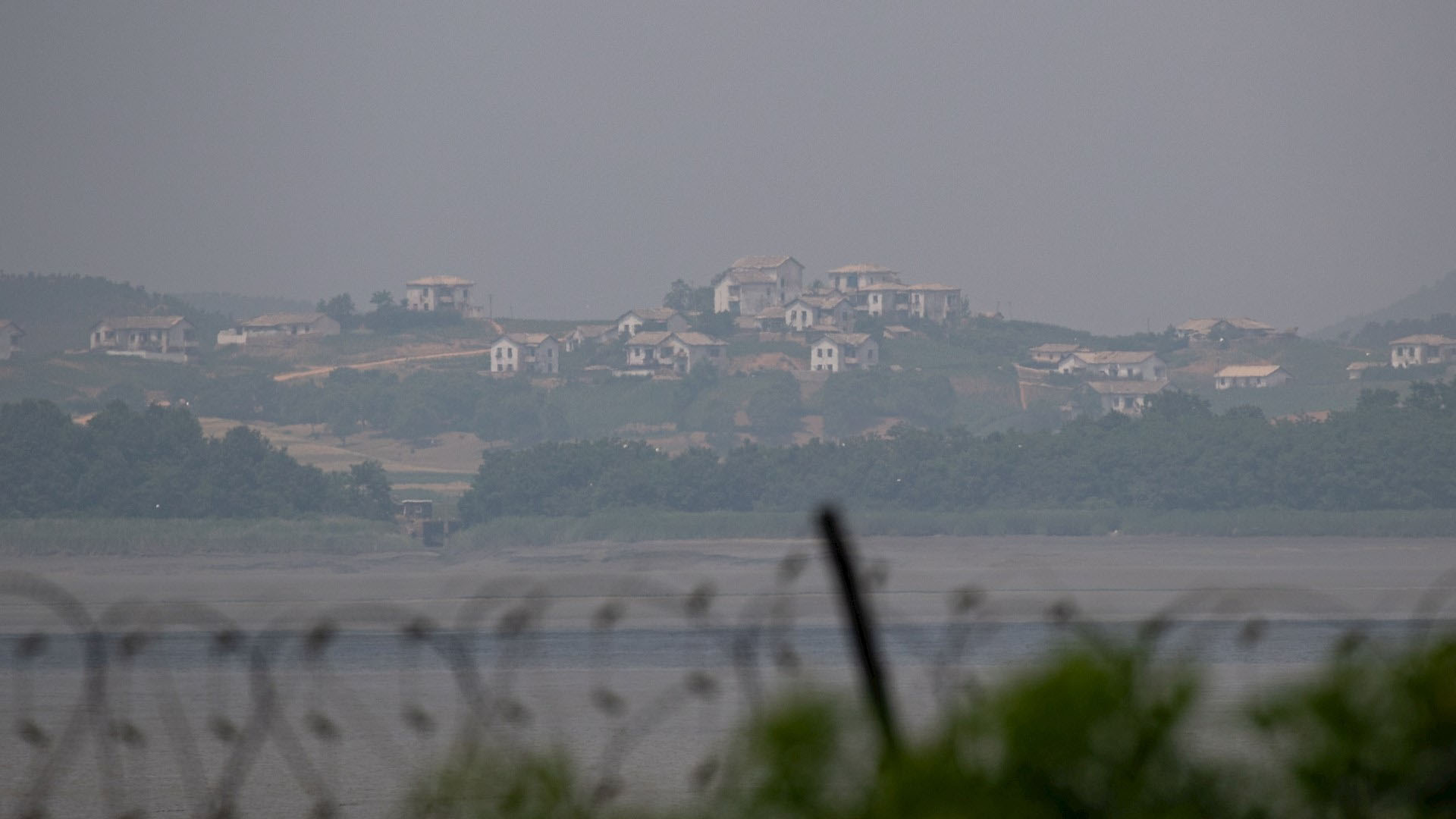 #Video Corea del Norte destruye oficina de enlace intercoreana