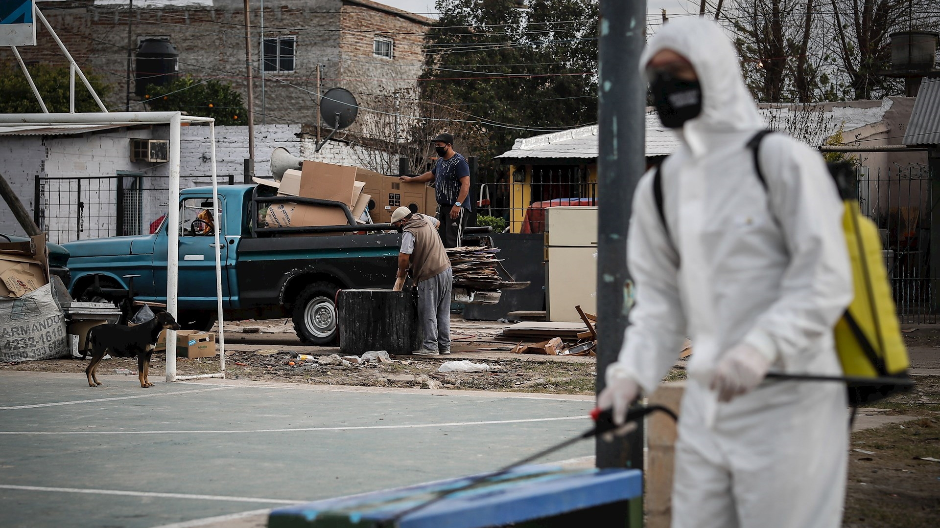 Temor por nuevo brote de COVID-19 en barrio donde se crió Maradona