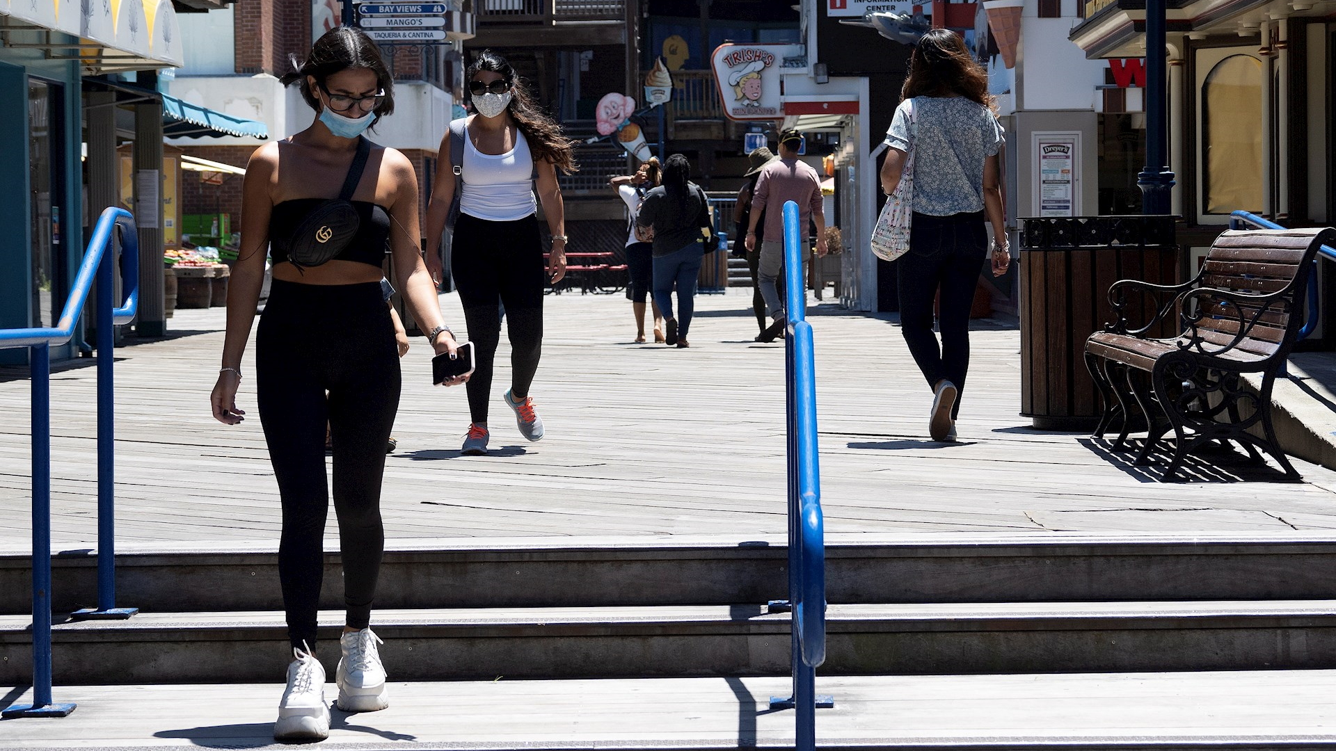California ordena uso obligatorio de mascarilla en la vía pública
