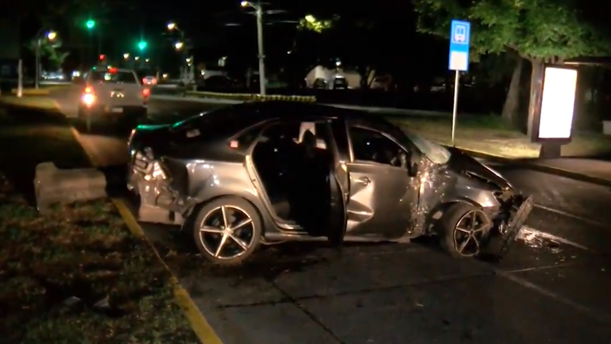 Automovilista choca en Zapopan tras pelear con su novia - danos-en-auto-tras-choque-en-zapopan