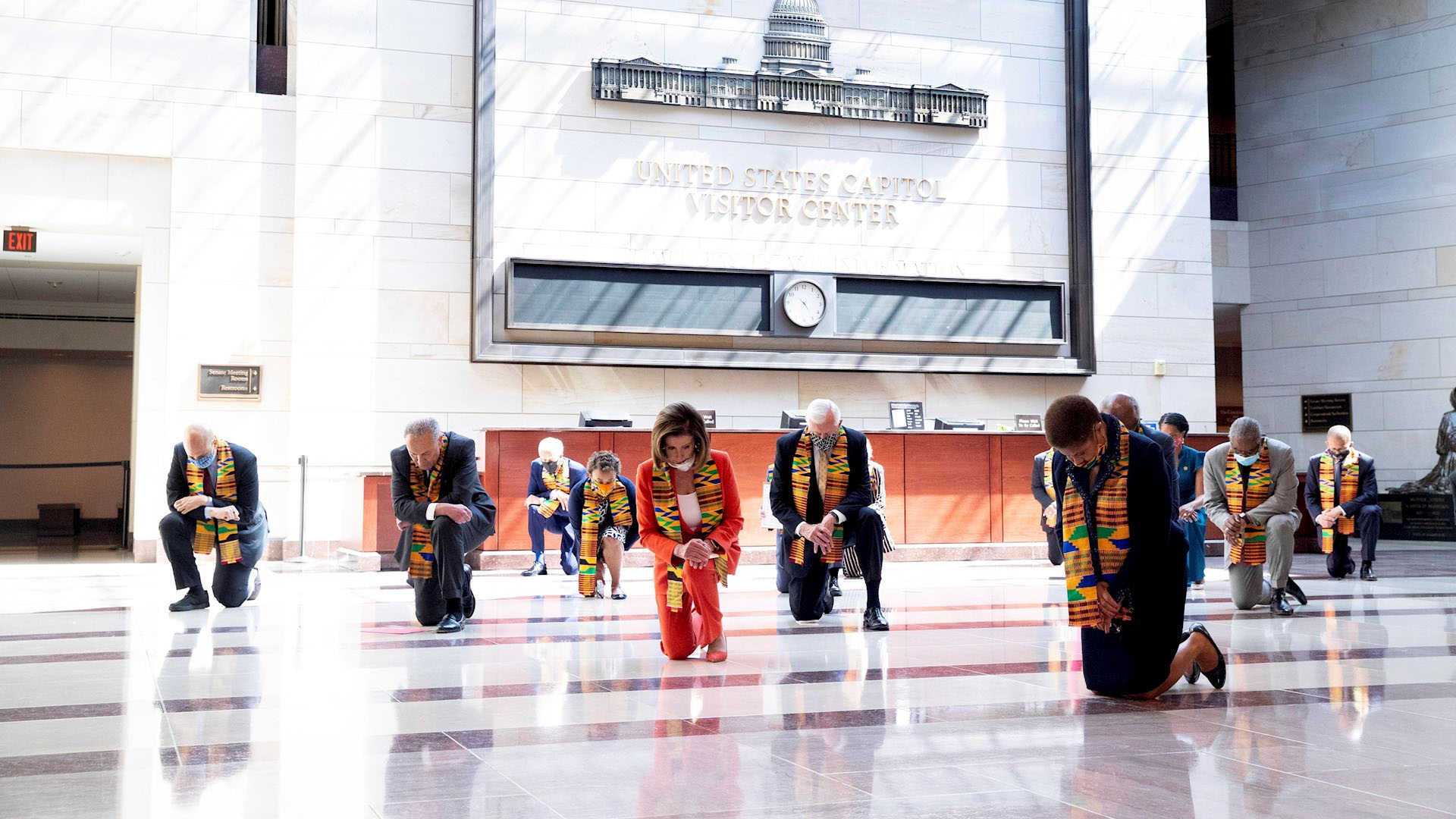 Demócratas se arrodillan en Congreso de Estados Unidos en honor a George Floyd