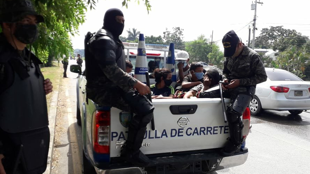 Parte caravana de hondureños hacia Estados Unidos - detencion-en-el-sector-de-pueblo-nuevo-de-migrantes-que-partieron-de-san-pedro-sula-hacia-eeuu