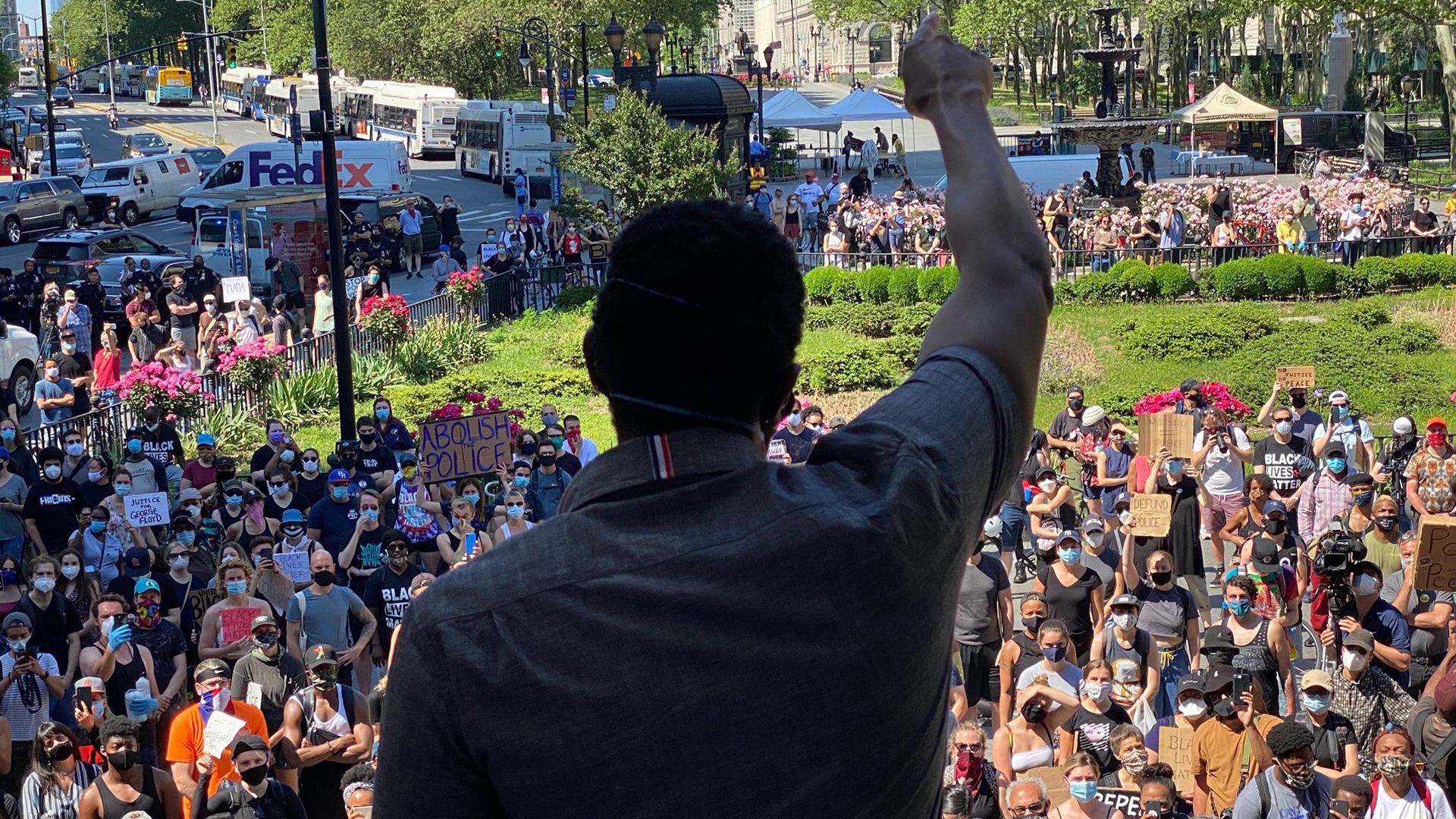 Miles de neoyorquinos bloquean el puente de Brooklyn en nuevas protestas - discurso-del-defensor-del-pueblo-jumaane-williams-contra-la-brutalidad-policial-en-brooklyn