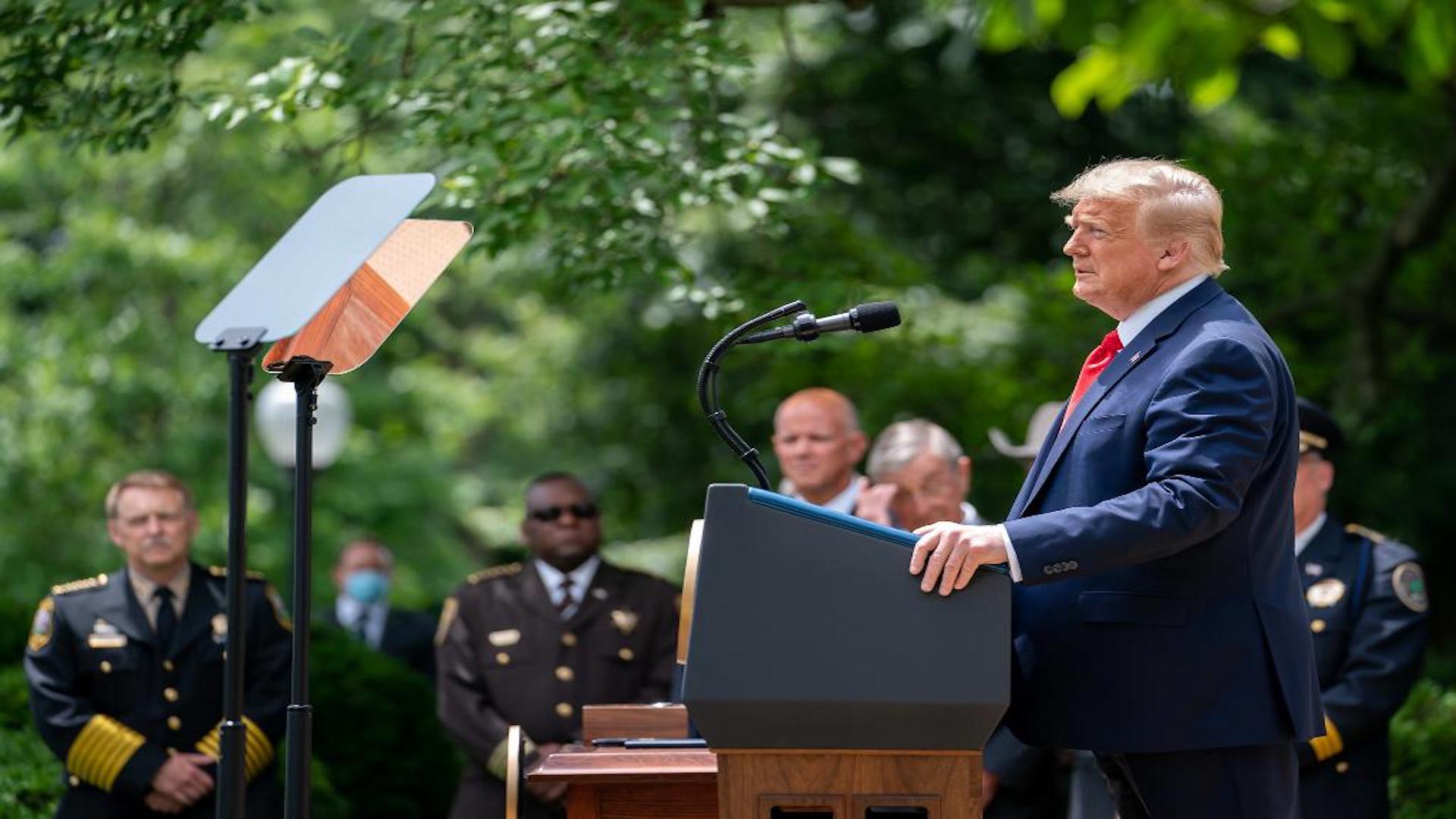 Trump suspende emisión de cinco tipos de visas y de tarjetas de residencia hasta 2021