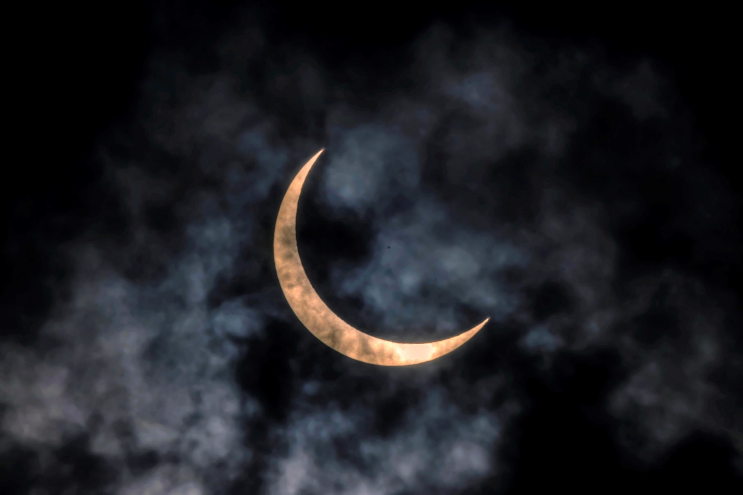 Eclipse anular de sol provoca aro de fuego en África y Asia