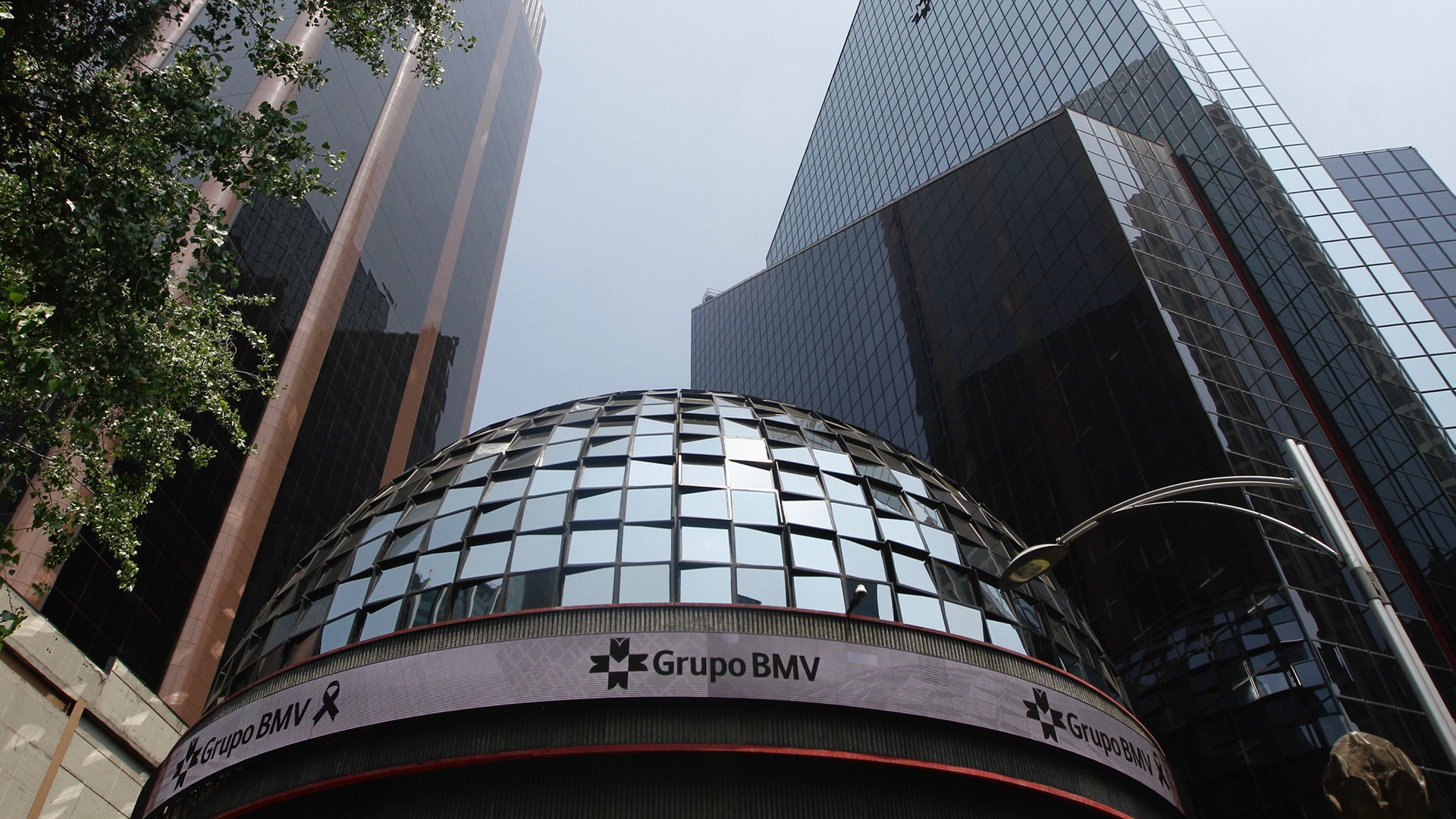 Peso mexicano sufre fuerte caída ante dólar al cerrar jornada; Bolsa Mexicana avanza 1.32 %