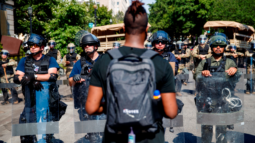 Noche con menos disturbios en EE.UU., mientras Trump es criticado por exjefe del Pentágono