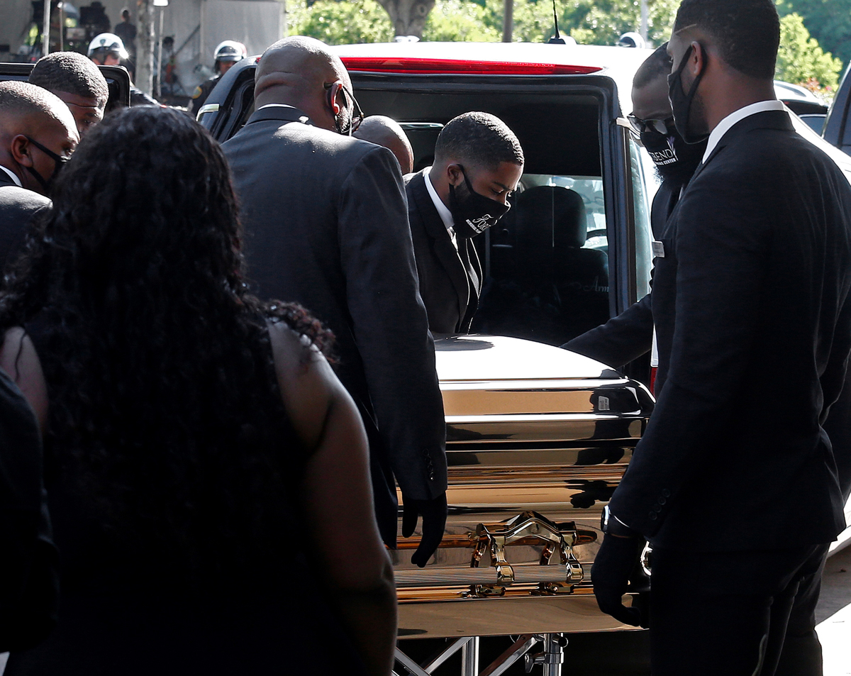 Houston da último adiós a George Floyd - el-feretro-de-george-floyd-esta-banado-en-oro