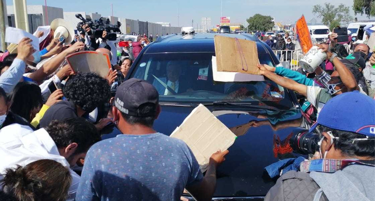 Entre empujones, inconformes reciben en Hidalgo al presidente López Obrador