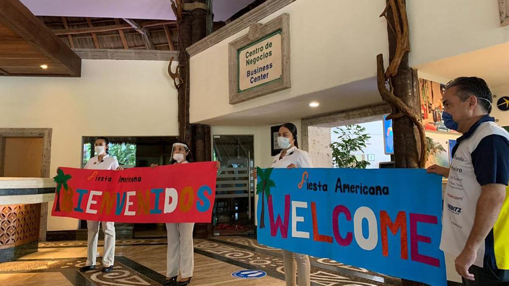 Puerto Vallarta reabre al turismo; hoteles reciben con mariachi a huéspedes