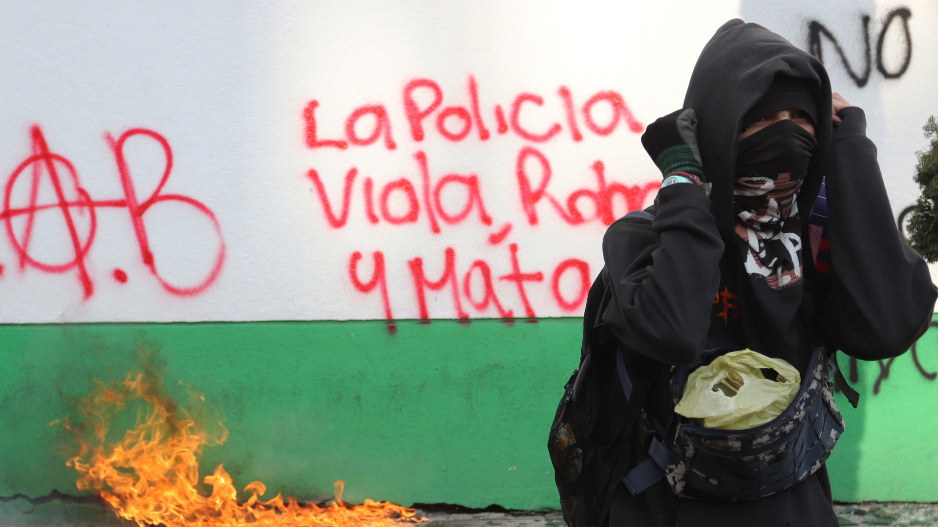 Otra jornada de protestas y actos vandálicos en Ciudad de México - encapuchados-vandalizaron-las-instalaciones-de-la-fgj-cdmx