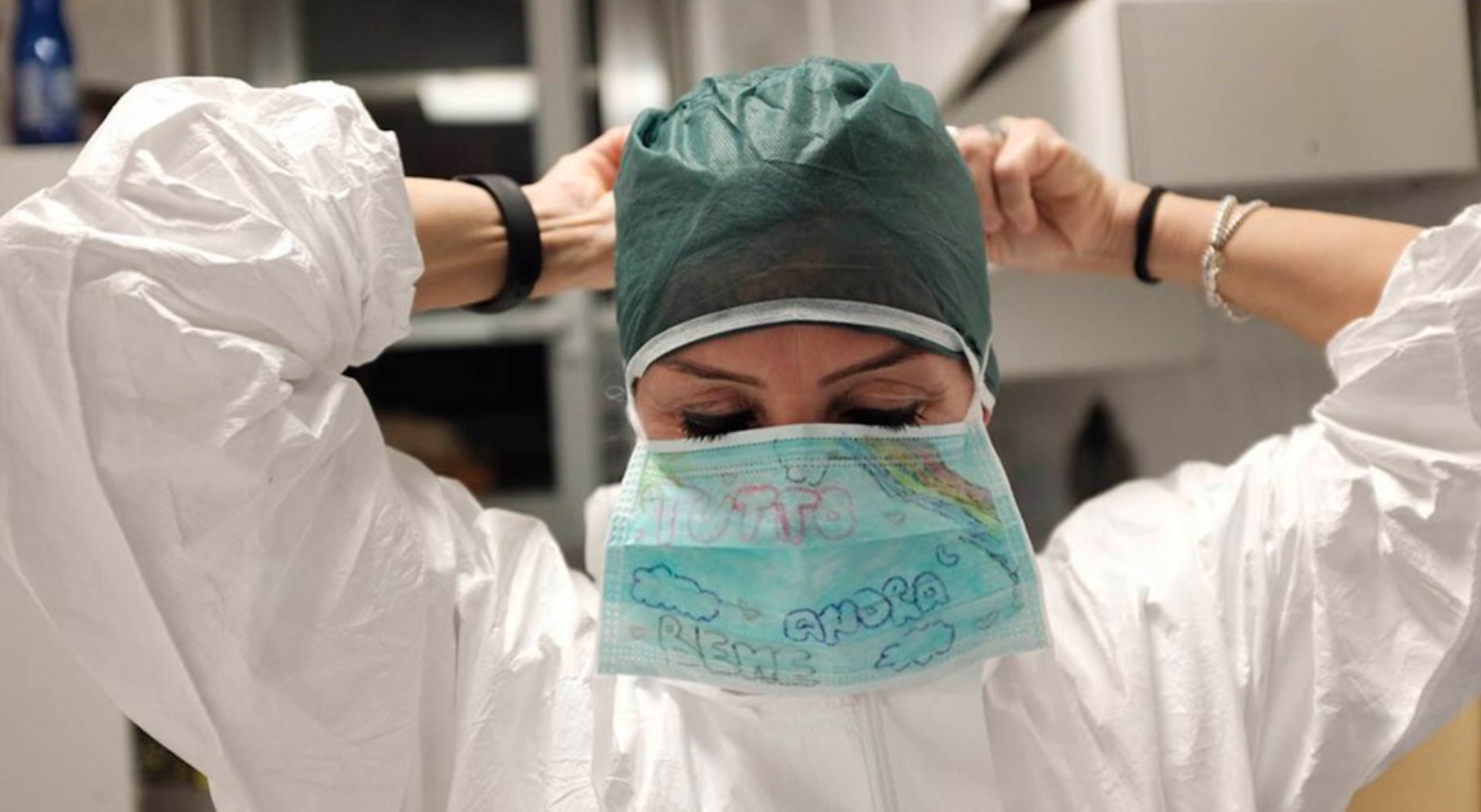 Enfermero muestra con fotografías el trabajo de personal de salud en Italia ante COVID-19