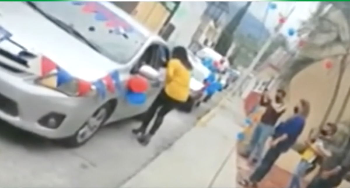 Caravana de vehículos en Guerrero para entregar certificados de jardín de niños