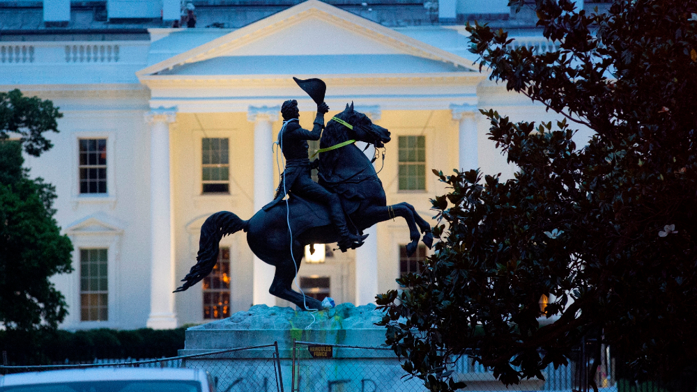Trump amenaza con 10 años de prisión a quien vandalice monumentos
