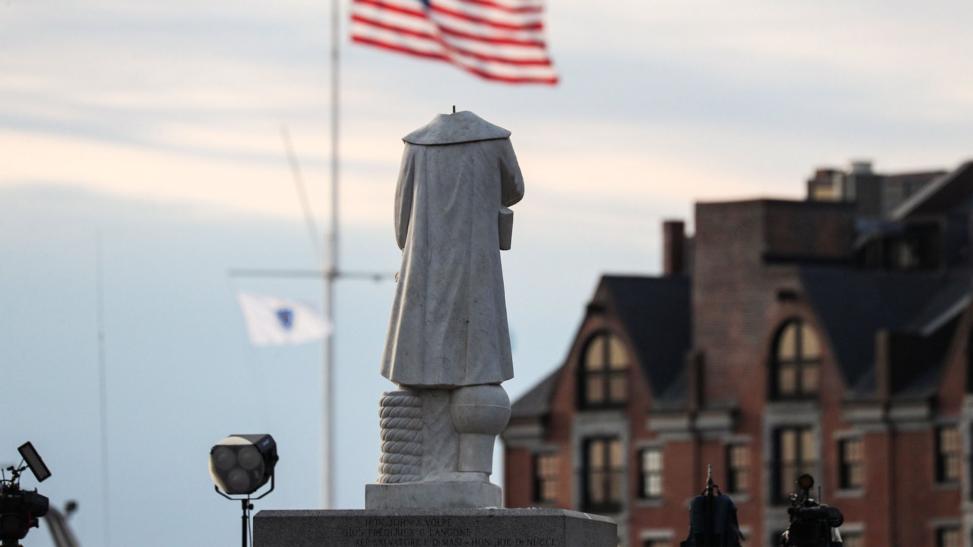 Detienen a más de 100 personas en Estados Unidos por vandalizar estatuas