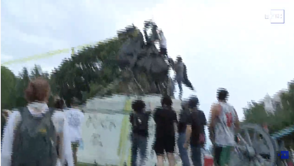 Policía evita que derriben estatua de expresidente enfrente a la Casa Blanca