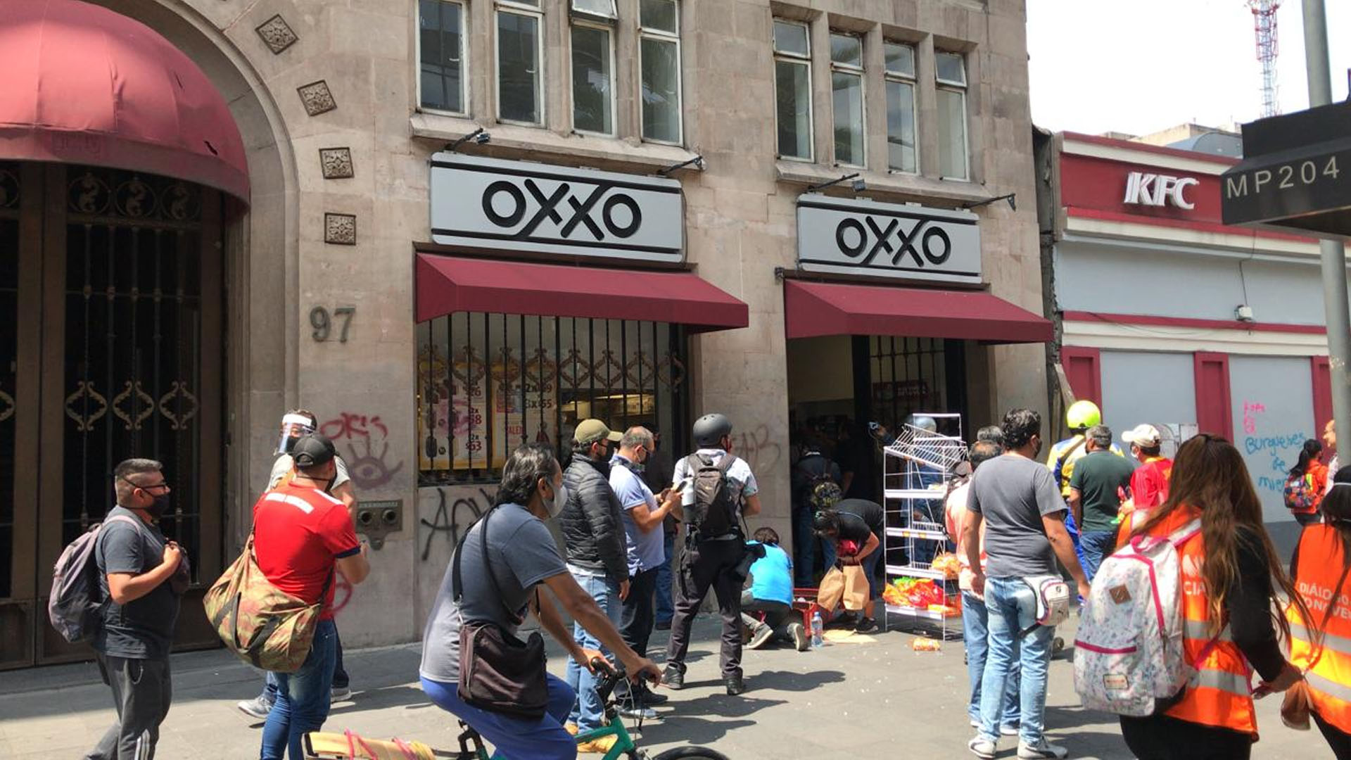 Encapuchados saquean y vandalizan negocios durante marcha en CDMX